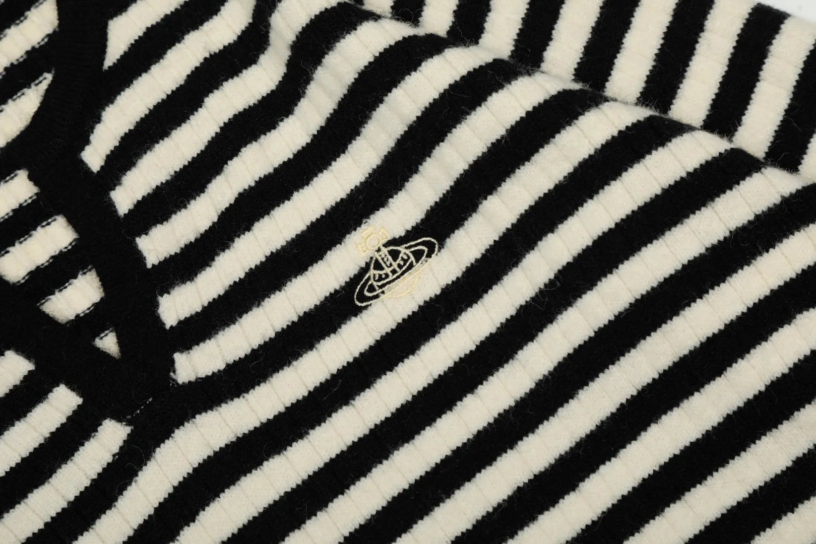 VIVI top quality-Japan limited edition" vivienne west wood 25th autumn and winter new style Saturn embroidery small V-neck pullover Size: S -M- L Color: black and white stripes